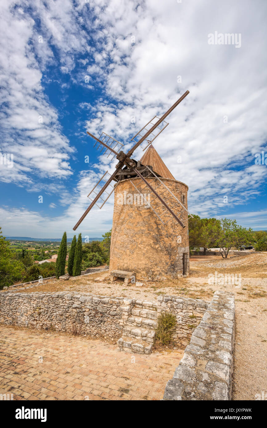 Ancien moulin en pierre à Saint Saturnin les Apt, Provence, France Banque D'Images