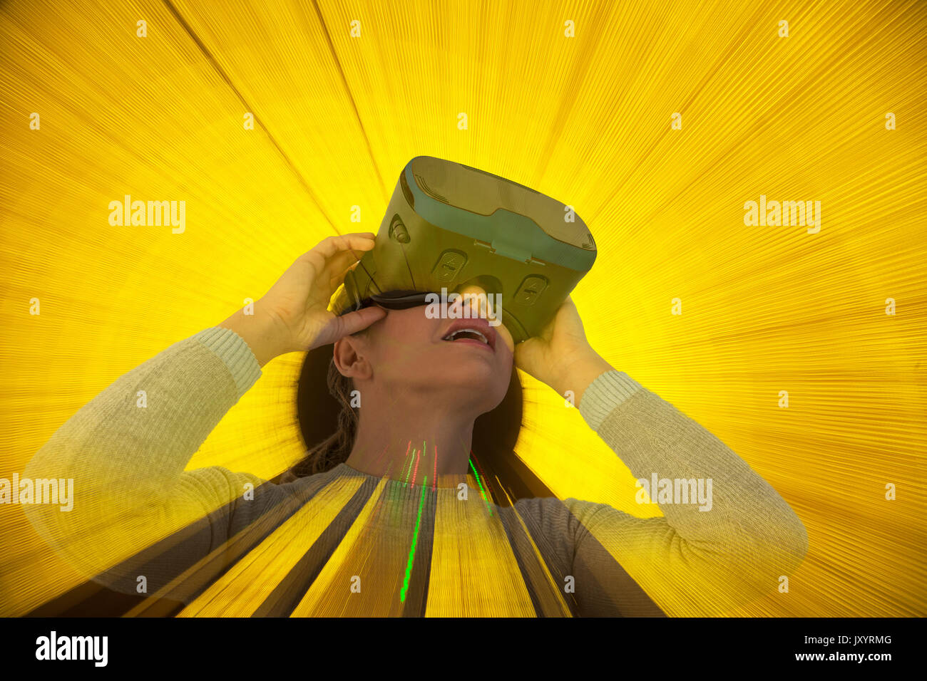 Caucasian woman wearing lunettes de réalité virtuelle Banque D'Images
