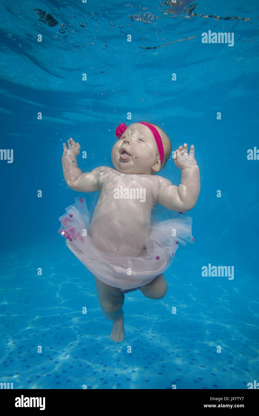 3 Mois Fille A Nager Sous L Eau Dans La Piscine Photos Amusantes Montrent L Euphorique Et Confus Face A L Eau Les Bebes Peuvent Tirer Quand Melanger A Une Po Photo Stock Alamy 3 Mois Fille A Nager Sous L Eau Dans La Piscine Photos Amusantes Montrent L Euphorique Et Confus Face A L Eau Les Bebes Peuvent Tirer Quand Melanger A Une Po Photo Stock Alamy