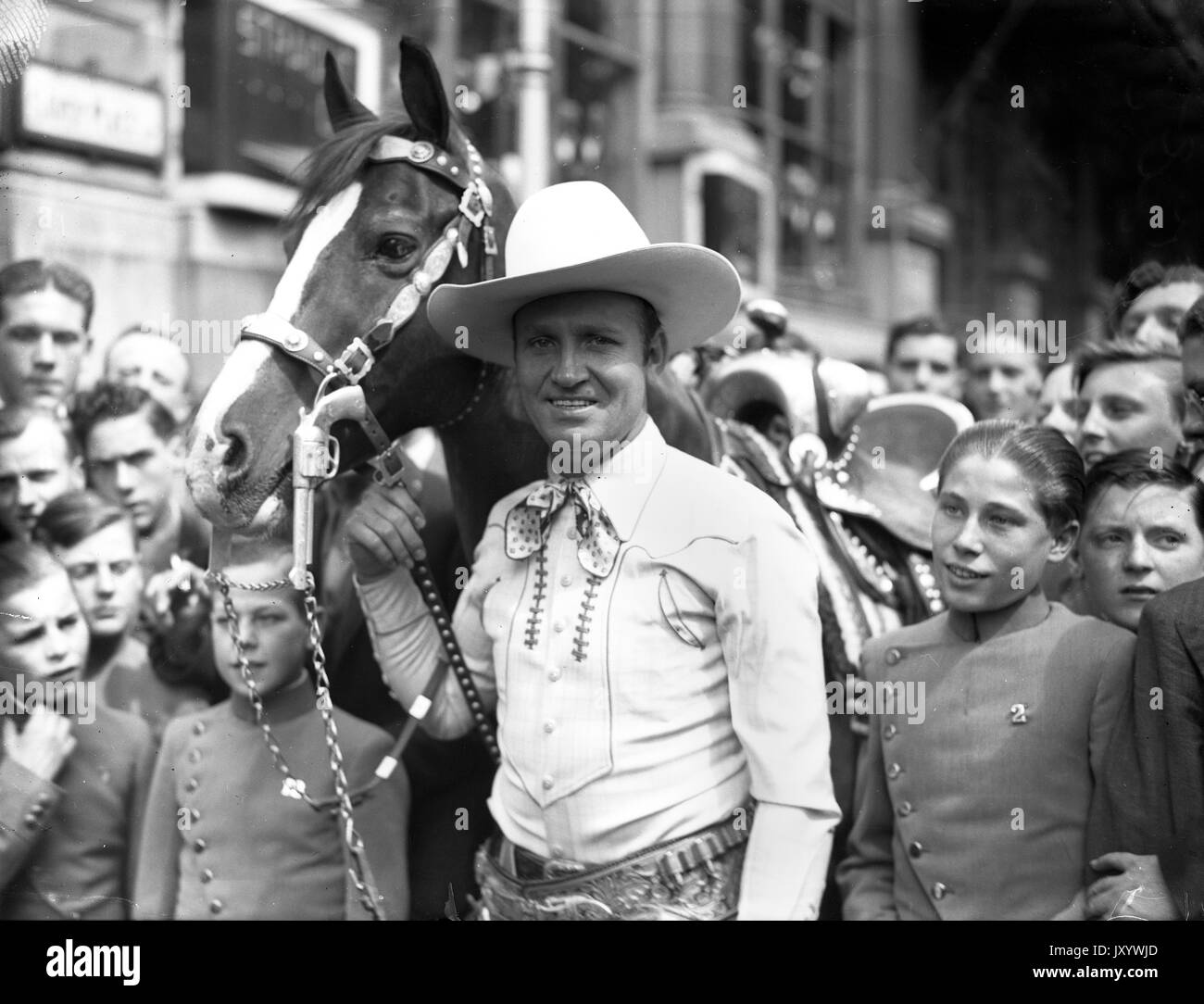 Gene Autry, Hollywood's cow-boy chantant avec cheval Champion entouré par des groupes de jeunes à Empress Hall Juillet 1953 Banque D'Images