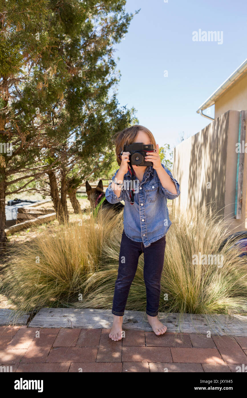 Woman photographing avec caméra à proximité chambre Banque D'Images