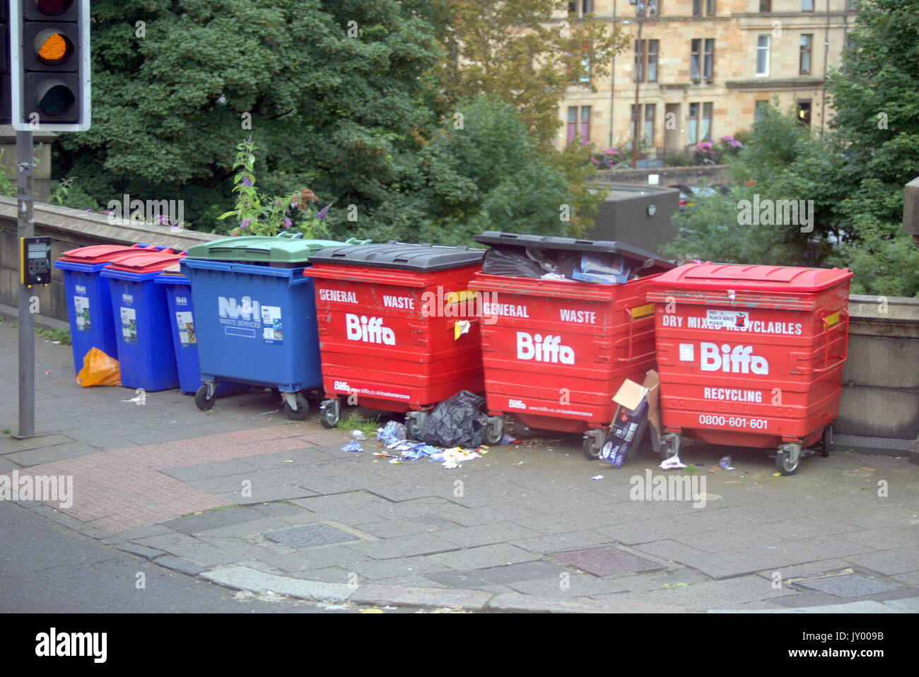 Ligne de Kelvinbridge manqués ou les bennes poubelles Biffa om le pont utilisé par les entreprises locales Banque D'Images