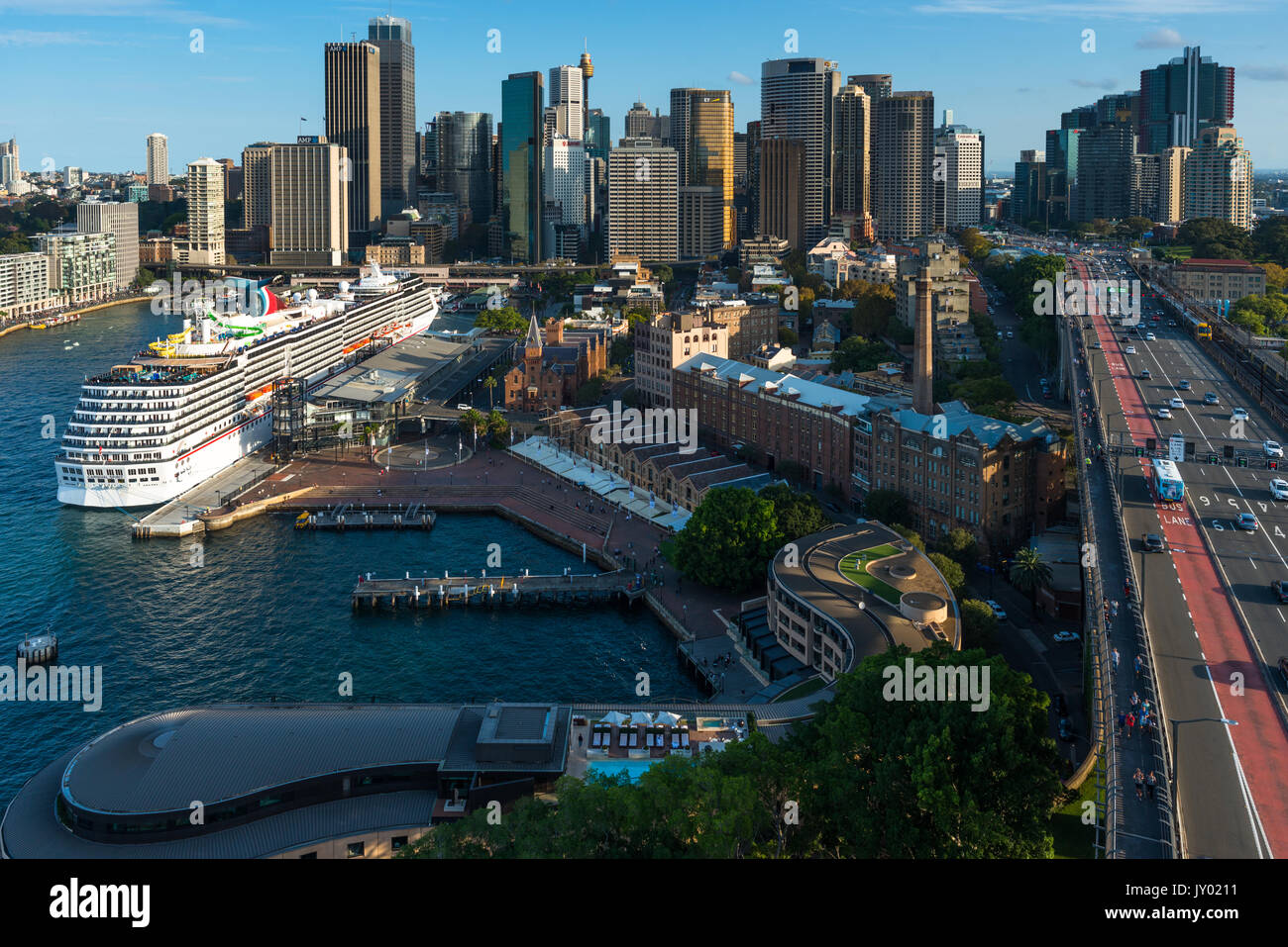 Sydney skyline avec 'les roches' en premier plan et gratte-ciel de la CDB à l'arrière. Sydney, Nouvelle-Galles du Sud, Australie. Banque D'Images