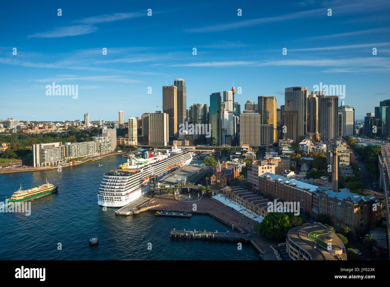 Sydney skyline avec 'les roches' en premier plan et gratte-ciel de la CDB à l'arrière. Sydney, Nouvelle-Galles du Sud, Australie. Banque D'Images