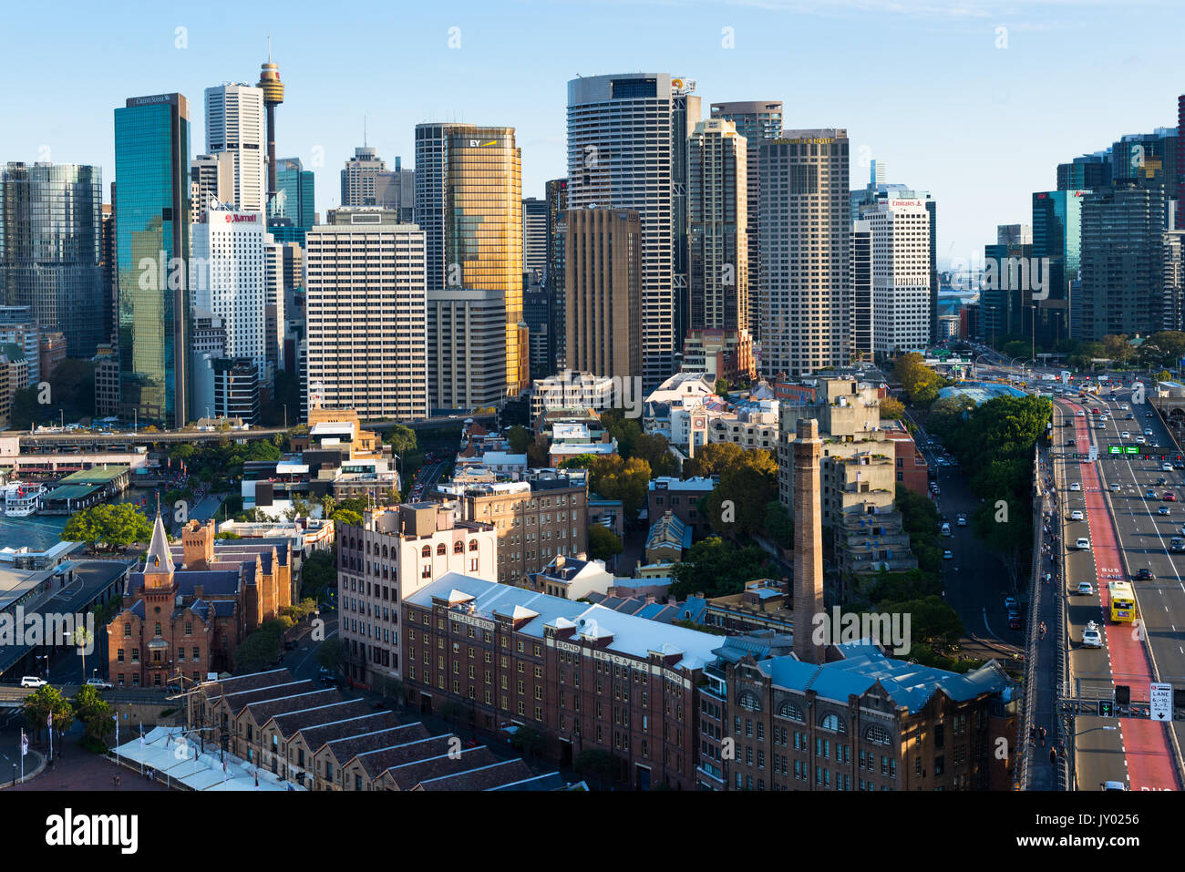 Sydney skyline avec 'les roches' en premier plan et gratte-ciel de la CDB à l'arrière. Sydney, Nouvelle-Galles du Sud, Australie. Banque D'Images