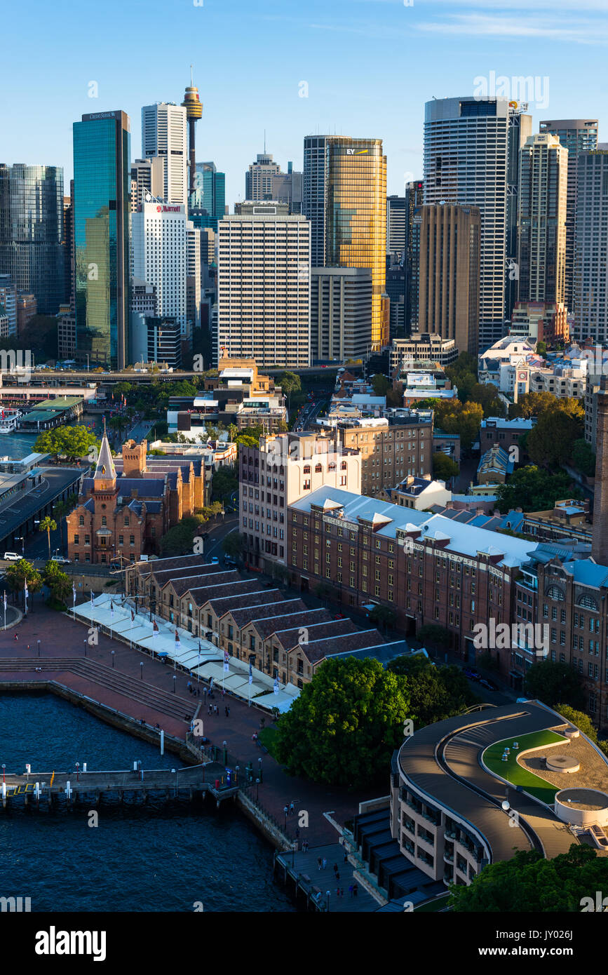 Sydney skyline avec 'les roches' en premier plan et gratte-ciel de la CDB à l'arrière. Sydney, Nouvelle-Galles du Sud, Australie. Banque D'Images