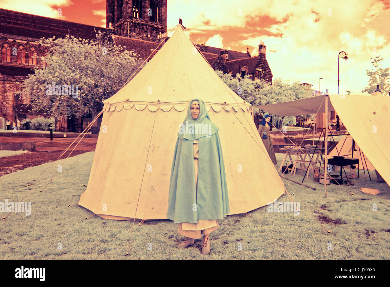 L'entreprise de St Margaret groupe de reconstitution historique à Paisley Abbey pour spa tourné et le procès des sorcières ou moine apothicaire à fare Banque D'Images