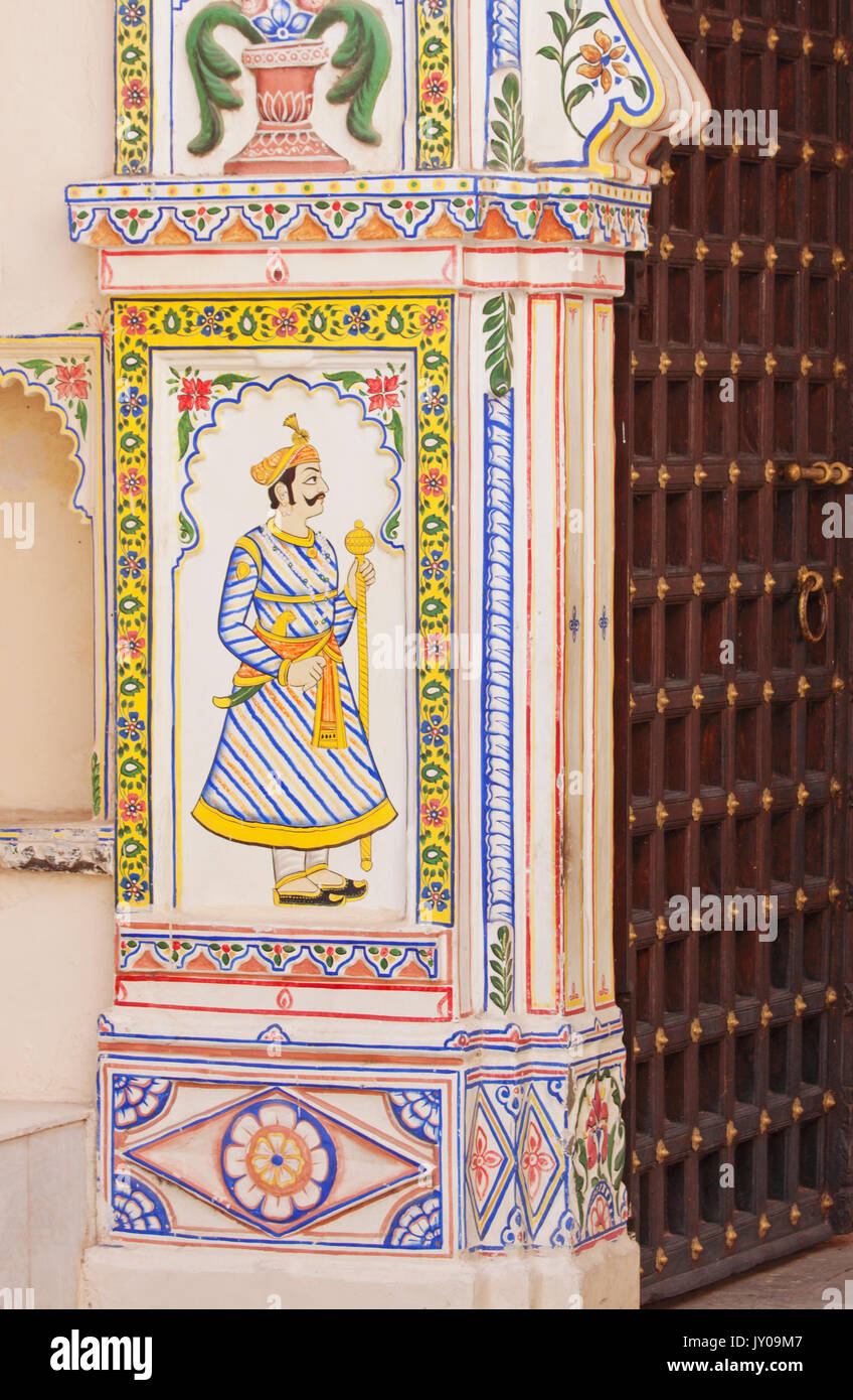 Udaipur, Inde - 5 mars 2015 : décoration ornant une passerelle vers le Palais de la ville caractéristique de la peinture murale traditionnelle du Rajasthan Banque D'Images