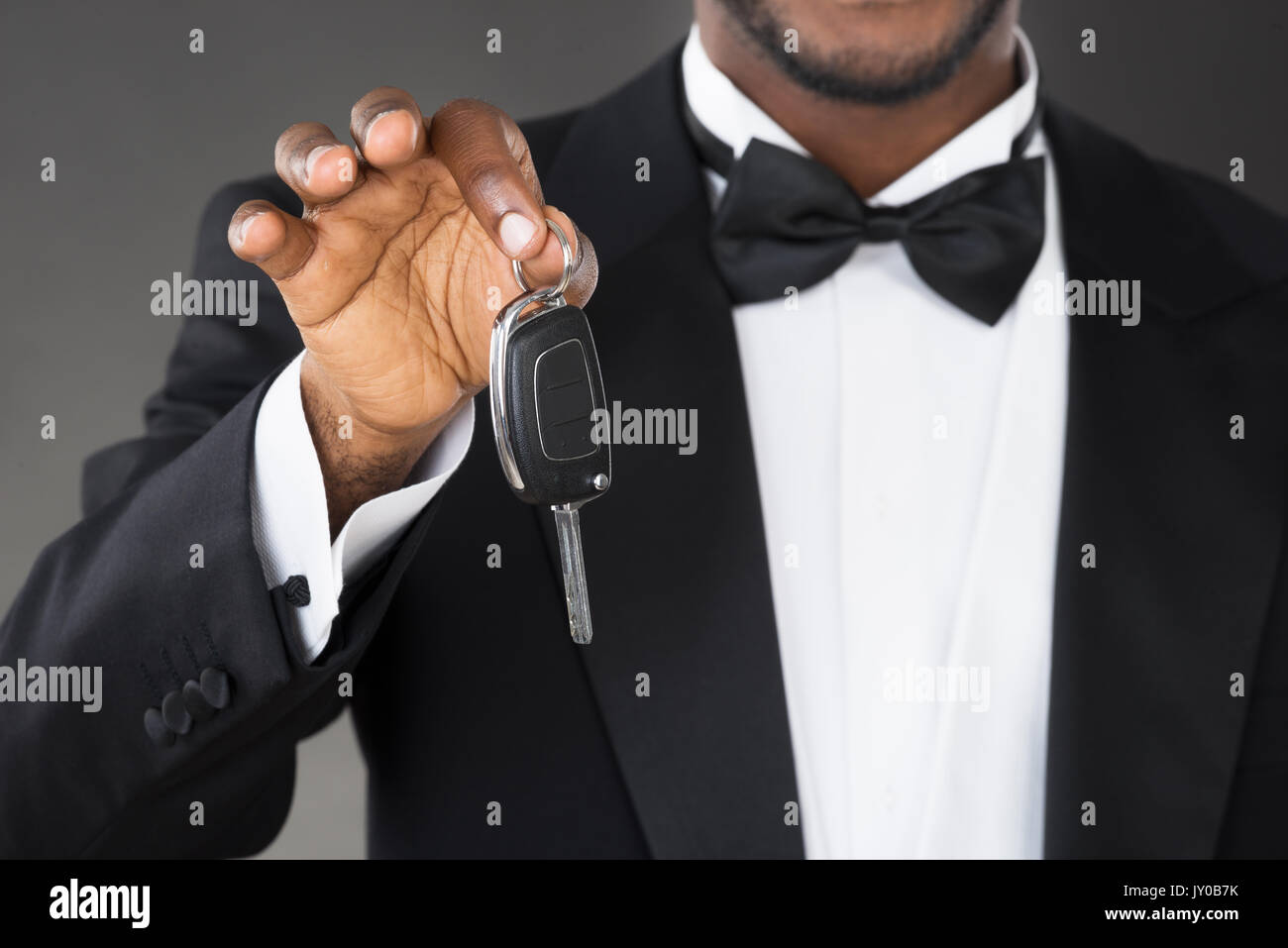 Close-up of Waiter Holding Car Key In Hands Banque D'Images