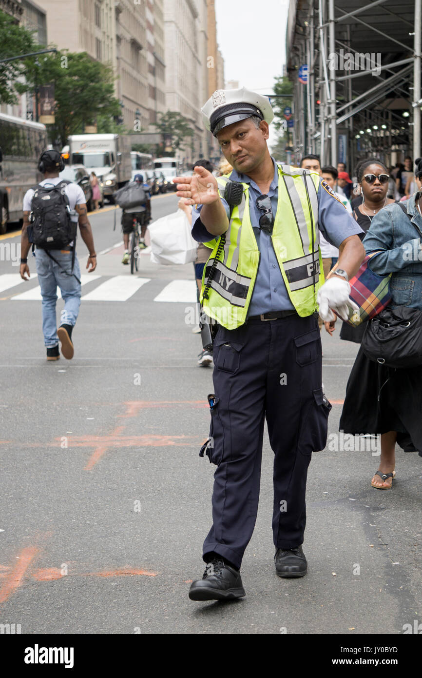 Un agent de police du Bangladesh de diriger la circulation des piétons sur Broadway et la 34e Rue, Herlad Square, à Manhattan, New York City. Banque D'Images