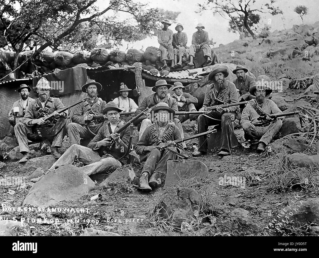 Bataille de Spion Kop 23-24 janvier 1900. Groupe des Boers avec leurs fusils Mauser Banque D'Images