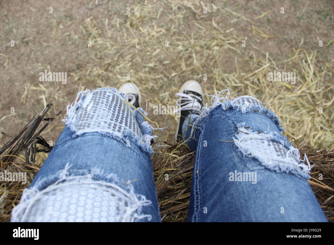 Soyez vous-même et rock à votre propre style ! Sparkly ripped jeans bleu ;p Banque D'Images