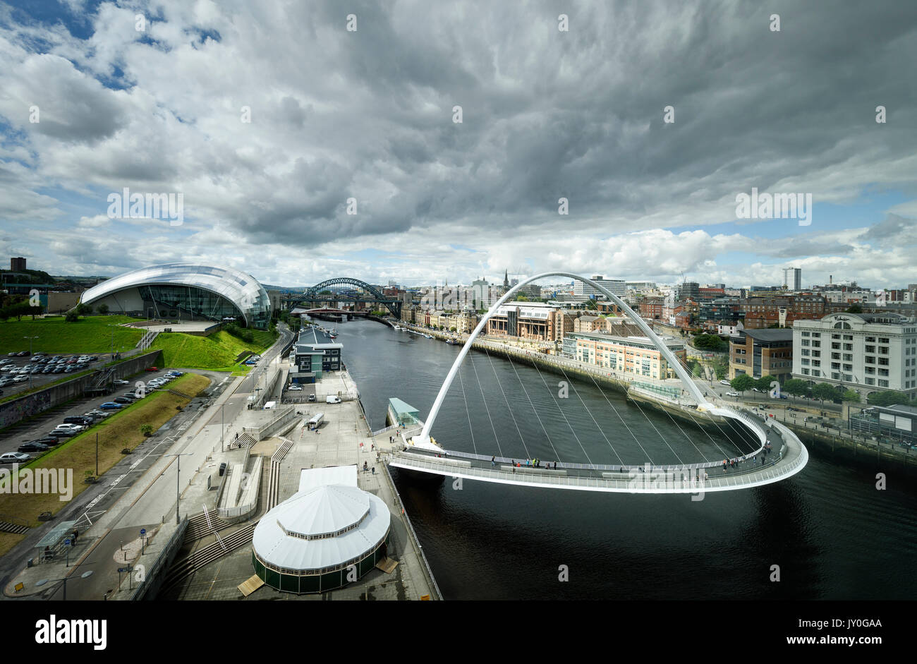 Vue sur le pont du Millénaire entre Newcastle Gateshead sur la rivière Tyne Banque D'Images