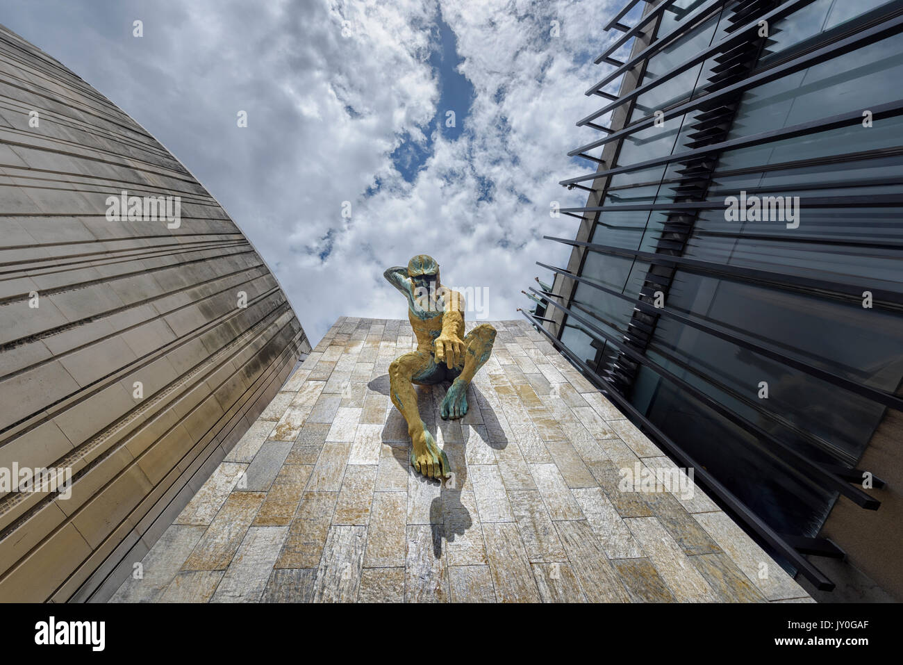 Une sculpture en bronze de l'River-God Tyne par David Wynne est monté sur un mur extérieur de la Newcastle-upon-Tyne Civic Centre Banque D'Images