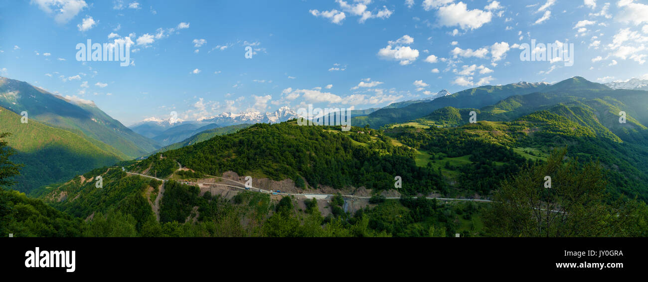 Voir les sommets des montagnes. Route de montagne et les montagnes avec des nuages Banque D'Images