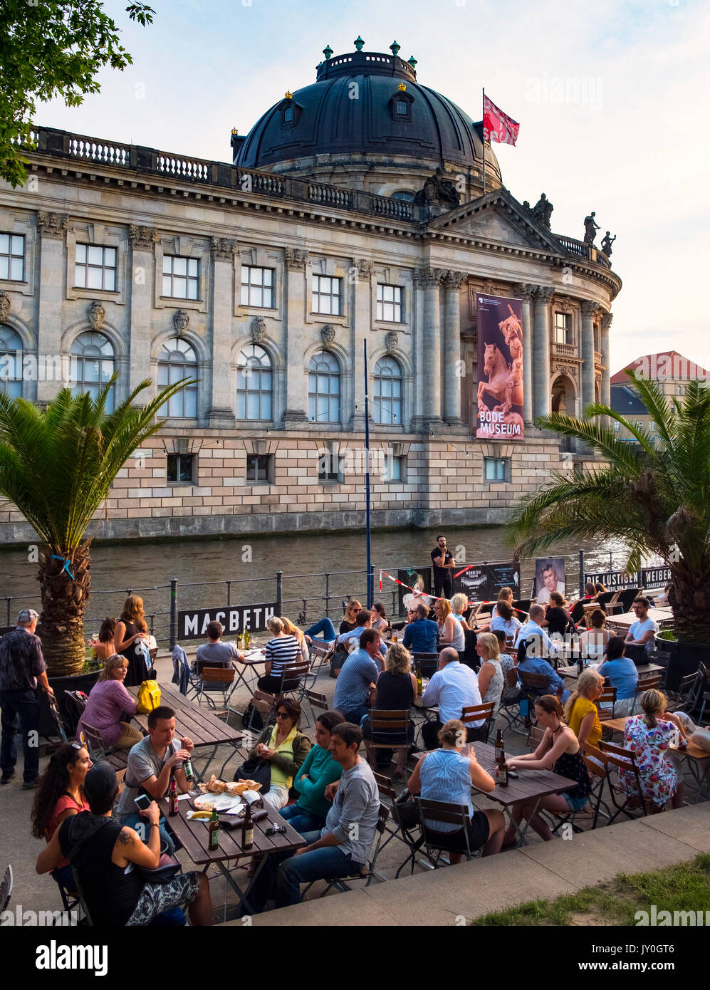 La fin de l'après-midi d'été à Strandbad Mitte outdoor beach bar à côté de la Spree, l'Île aux Musées (Museumsinsel) à Mitte, Berlin, Allemagne Banque D'Images