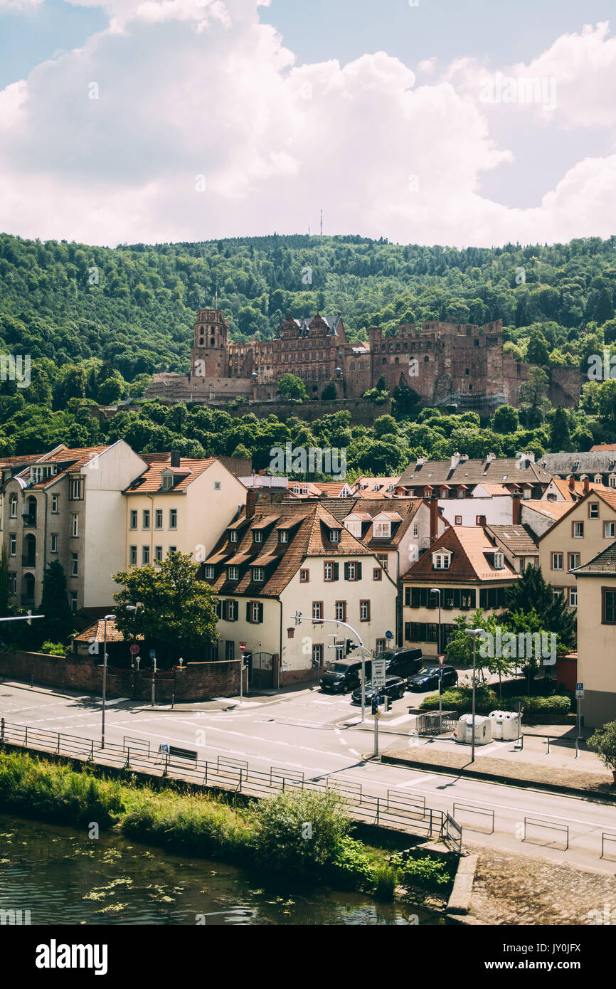 Vue sur la vieille ville de Heidelberg et l'Heidelberger Schloss en Allemagne. Banque D'Images