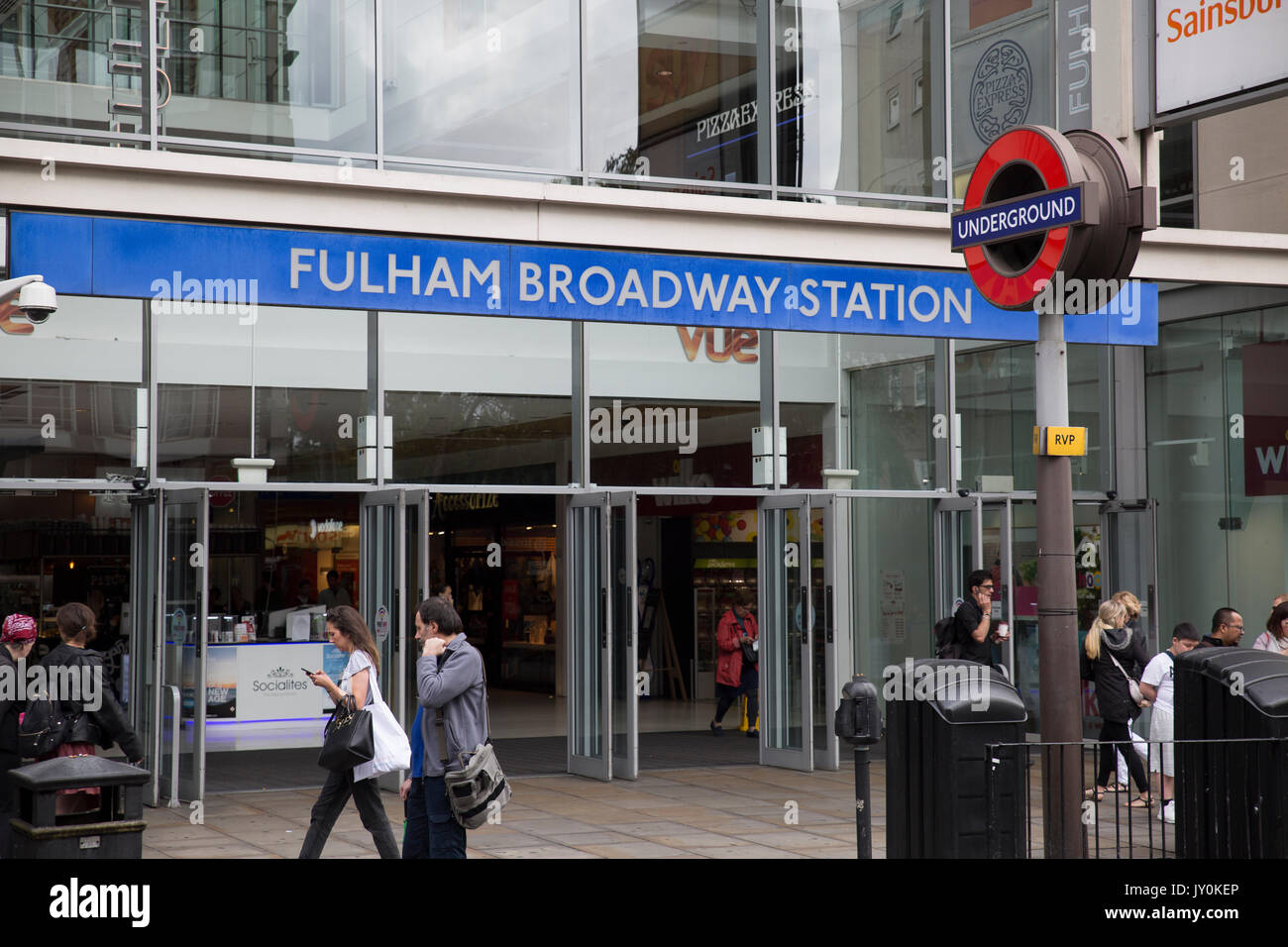 La station de métro Fulham Broadway et signer d'entrée Banque D'Images