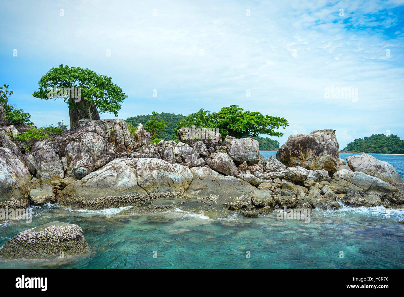 Rock en mer d'arbres et d'eau claire.Belle seascape avec rock en Thaïlande.stropuyt avec fond de ciel. Banque D'Images