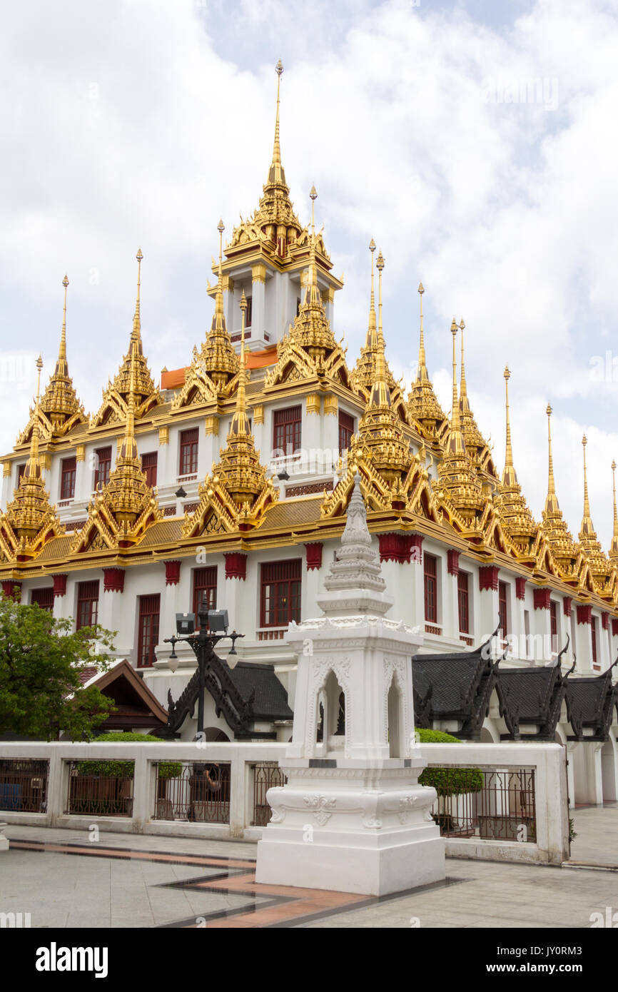Wat ratchanatdaram ou loha prasat (château de métal), Bangkok, Thaïlande Banque D'Images