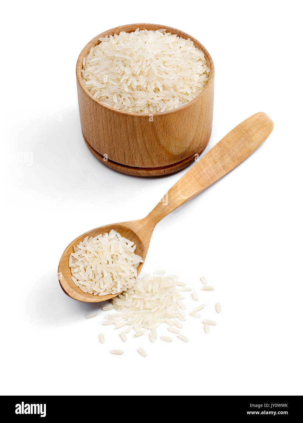 Alimentation saine. Bol en bois et une cuillère avec le riz étuvé isolé sur fond blanc. Alimentation saine. Copier l'espace. Produit de haute résolution Banque D'Images