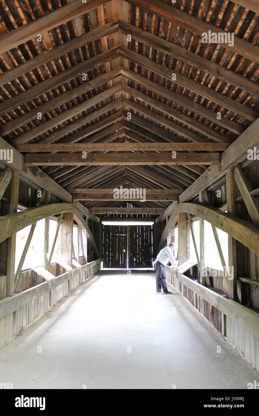 Pont couvert sur l'homme pensif Banque D'Images