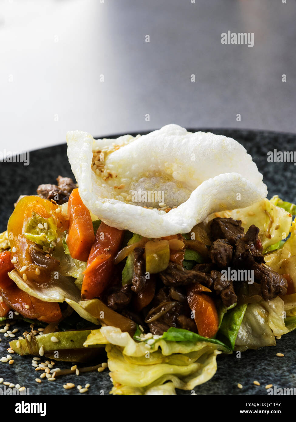 Salade asiatique chaude avec steak haché Photo Stock - Alamy