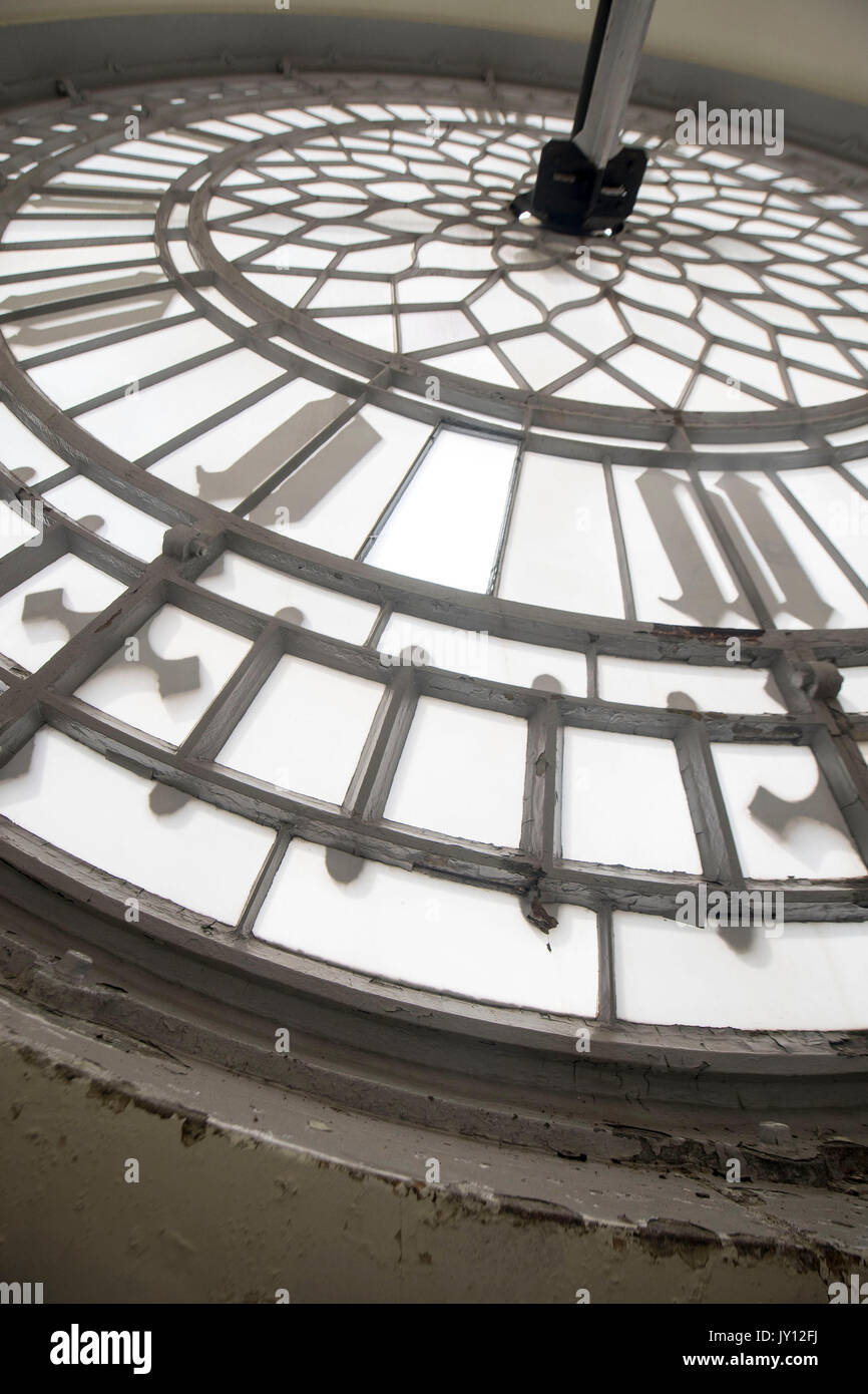 Peinture en ruine sur l'intérieur de l'un des quatre cadrans de montre avec le Tour d'Elizabeth avant le Big Ben bell cesse de sonner le lundi, au Palais de Westminster, Londres. Banque D'Images