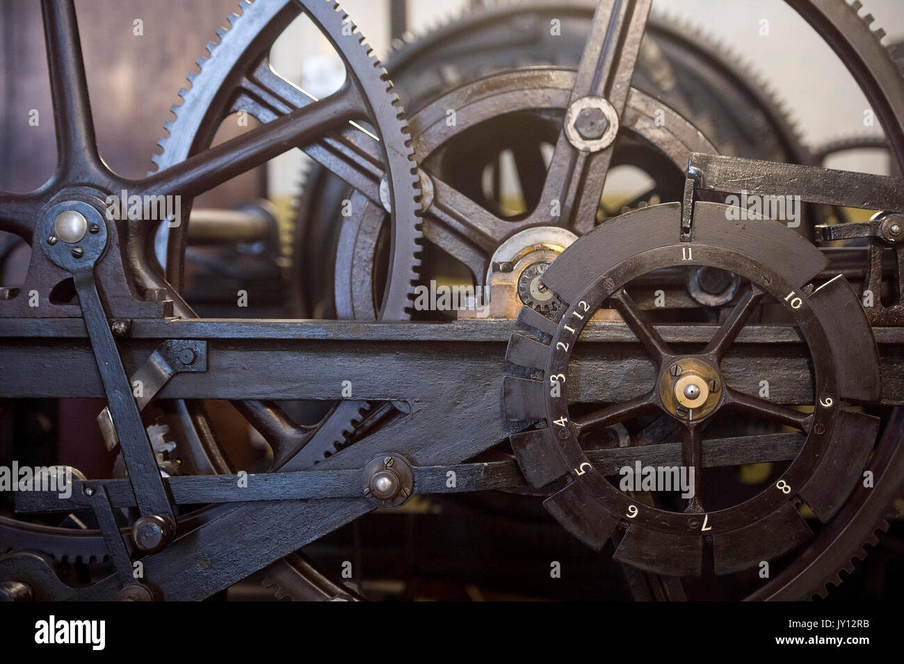 Une partie des trois-train réveil, qui entraîne les mains de Big Ben, dans le mécanisme de prix, qui seront démontés et nettoyés pendant les travaux de rénovation sur l'Elizabeth Tower au Palais de Westminster, Londres. Banque D'Images