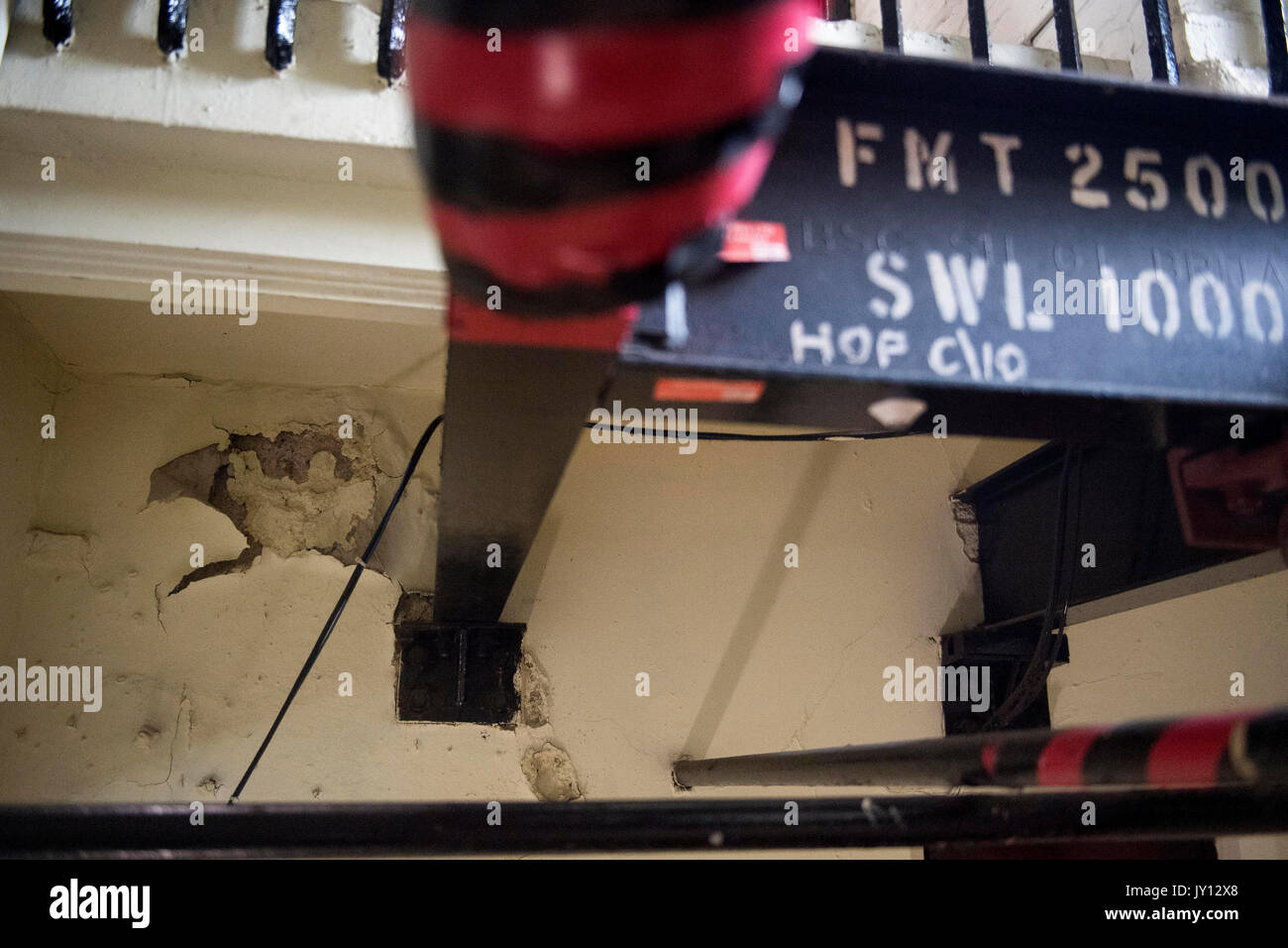 Peeling peinture et maçonnerie taillée sur l'escalier sur l'Elizabeth Tower, avant la cessation de bell ring lundi, au Palais de Westminster, Londres. Banque D'Images