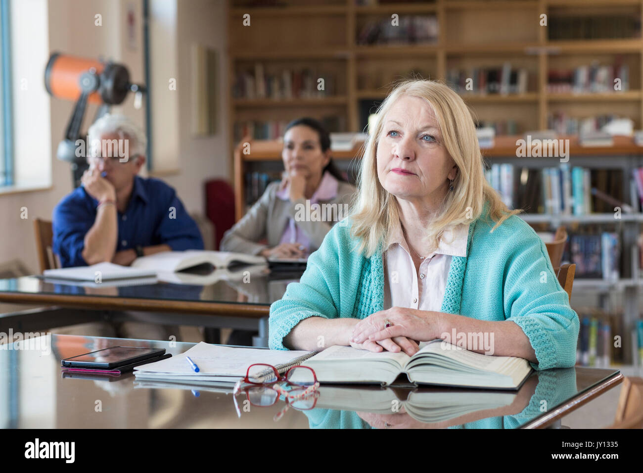 Plus curieux couple in library Banque D'Images