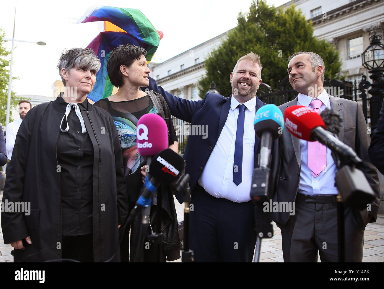 Partenaires civils Grainne Close (à gauche) et Shannon Sickles et Christopher Patrick Flanagan et Henry Edmond Kane (à droite) en laissant la Haute Cour de Belfast où l'arrêt a été rendu sur deux contestations judiciaires à l'encontre de l'interdiction de l'Irlande du Nord sur le mariage gay. Banque D'Images