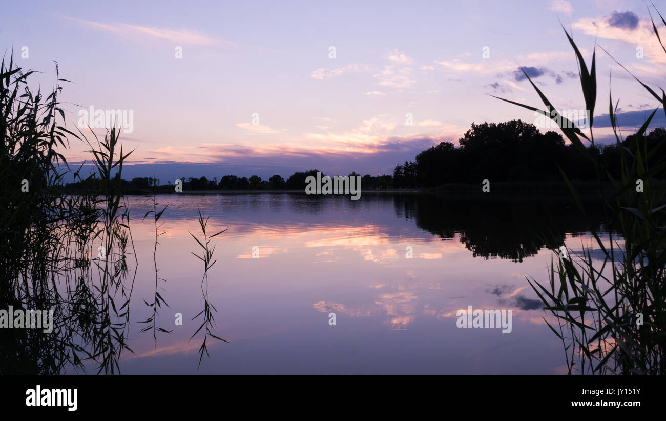 Lake après le coucher du soleil Banque D'Images