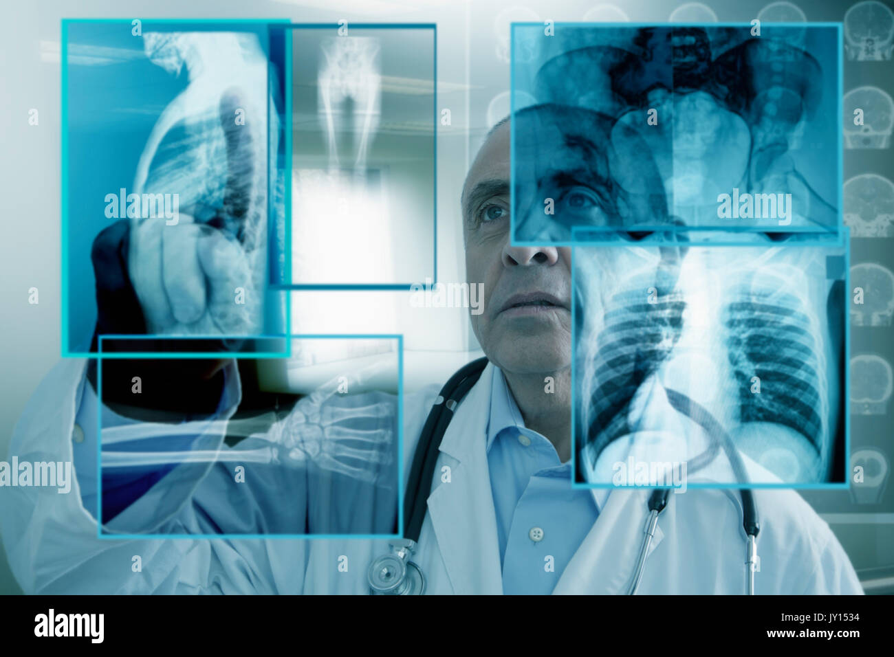 Doctor en utilisant l'écran de l'ordinateur virtuel Banque D'Images