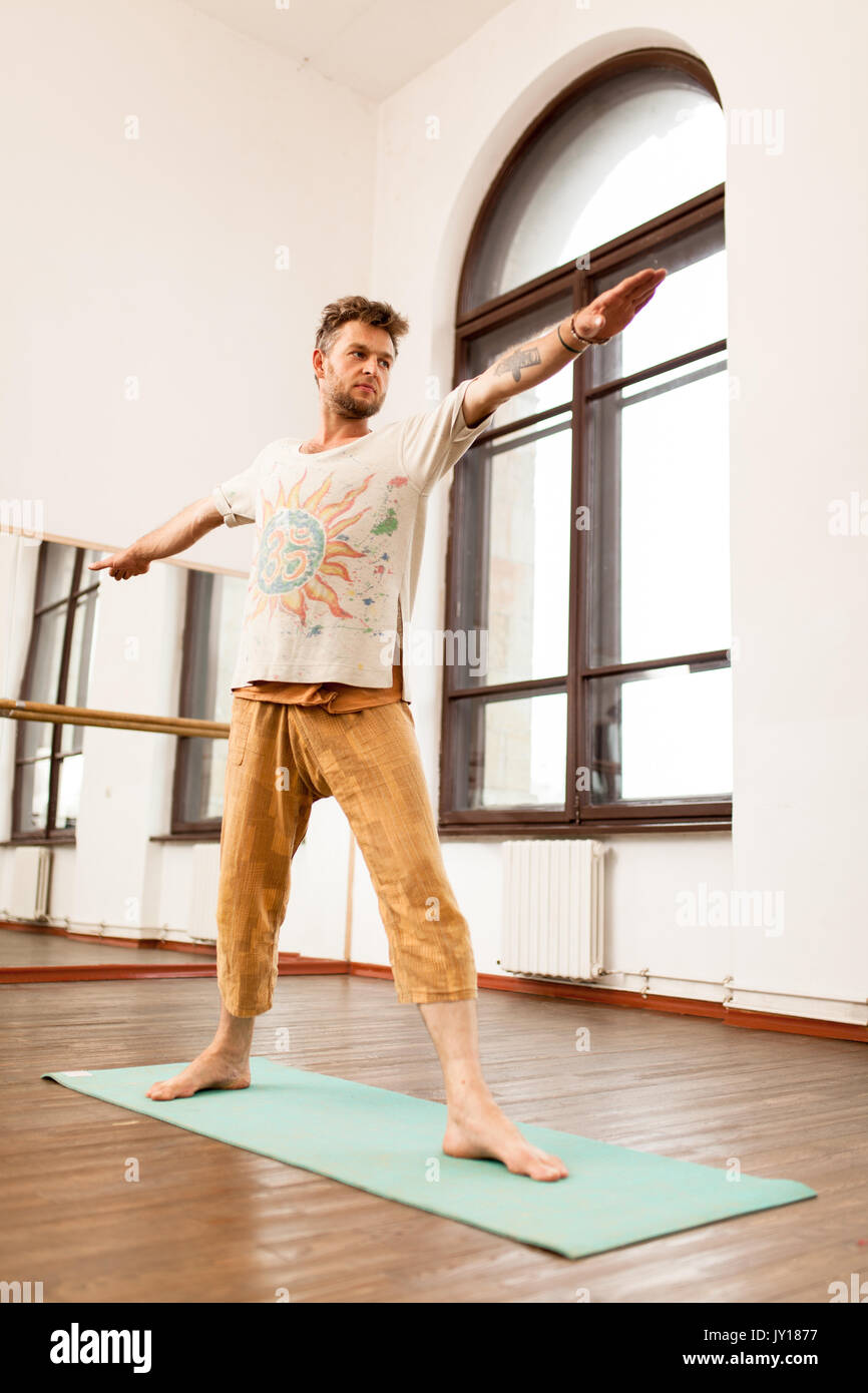 Man practicing yoga Banque D'Images
