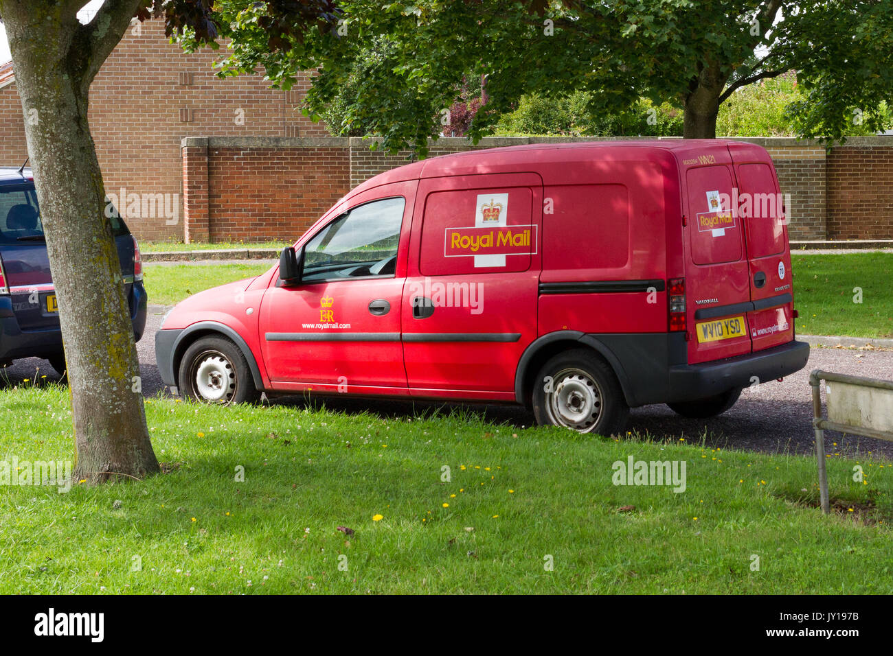 Royal Mail delivery van stationné sur le bas-côté de la route Banque D'Images