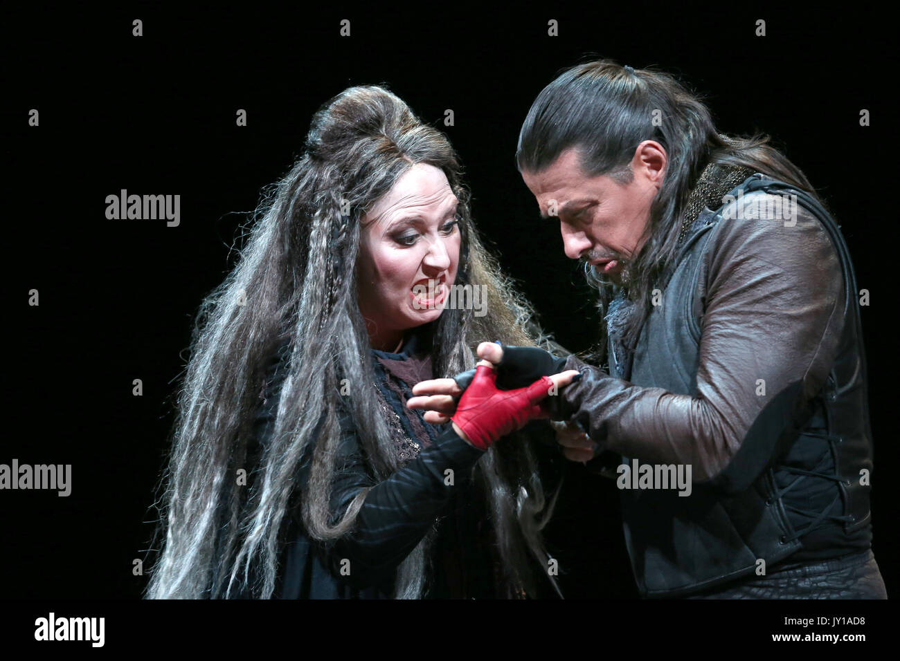 Dalibor Jenis comme Macbeth et Anna Pirozzi comme Lady Macbeth sur la scène du Festival de théâtre à l'opéra de Verdi, Macbeth thriller sombre au cours de la 2017 Festival International d'Édimbourg. Banque D'Images