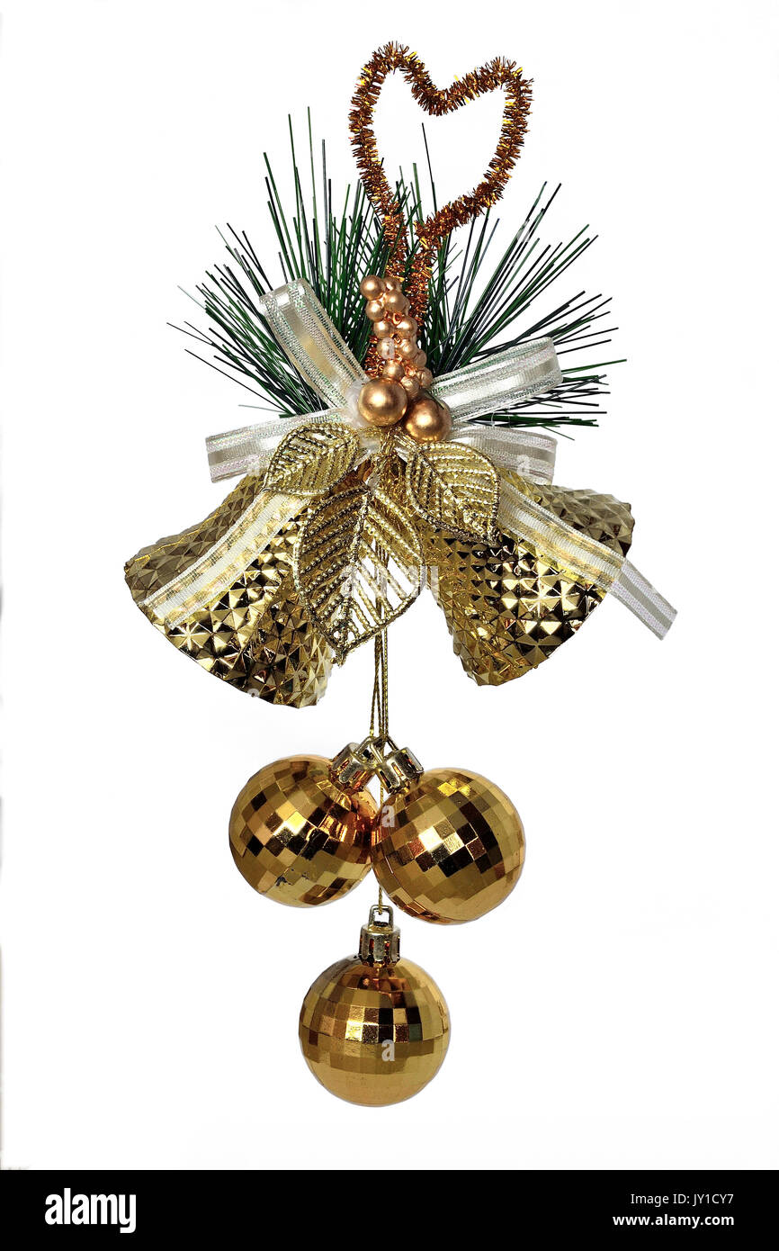 Décoration de Noël or - deux cloches de l'arc, feuilles dorées, branche verte de sapin et trois baubles close up, isolé sur fond blanc Banque D'Images