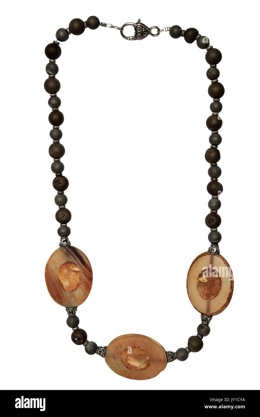 Collier brun élégant avec trois plaques ovales de Jasper beige isolé sur fond blanc Banque D'Images