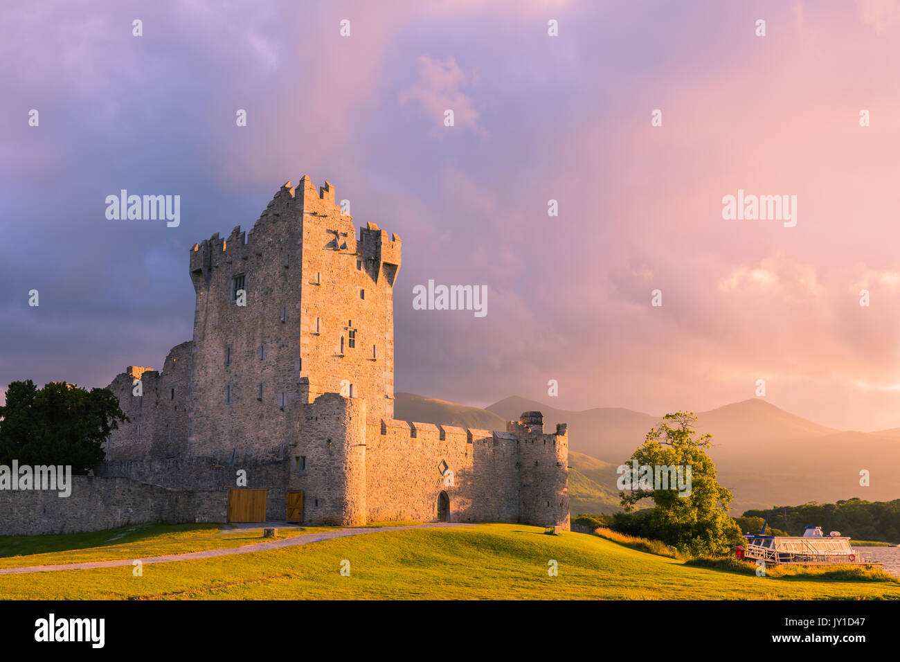 Le Château de Ross est une tour du Xvème siècle maison et garder sur le bord de Lough Leane, dans le Parc National de Killarney, comté de Kerry, Irlande. Banque D'Images