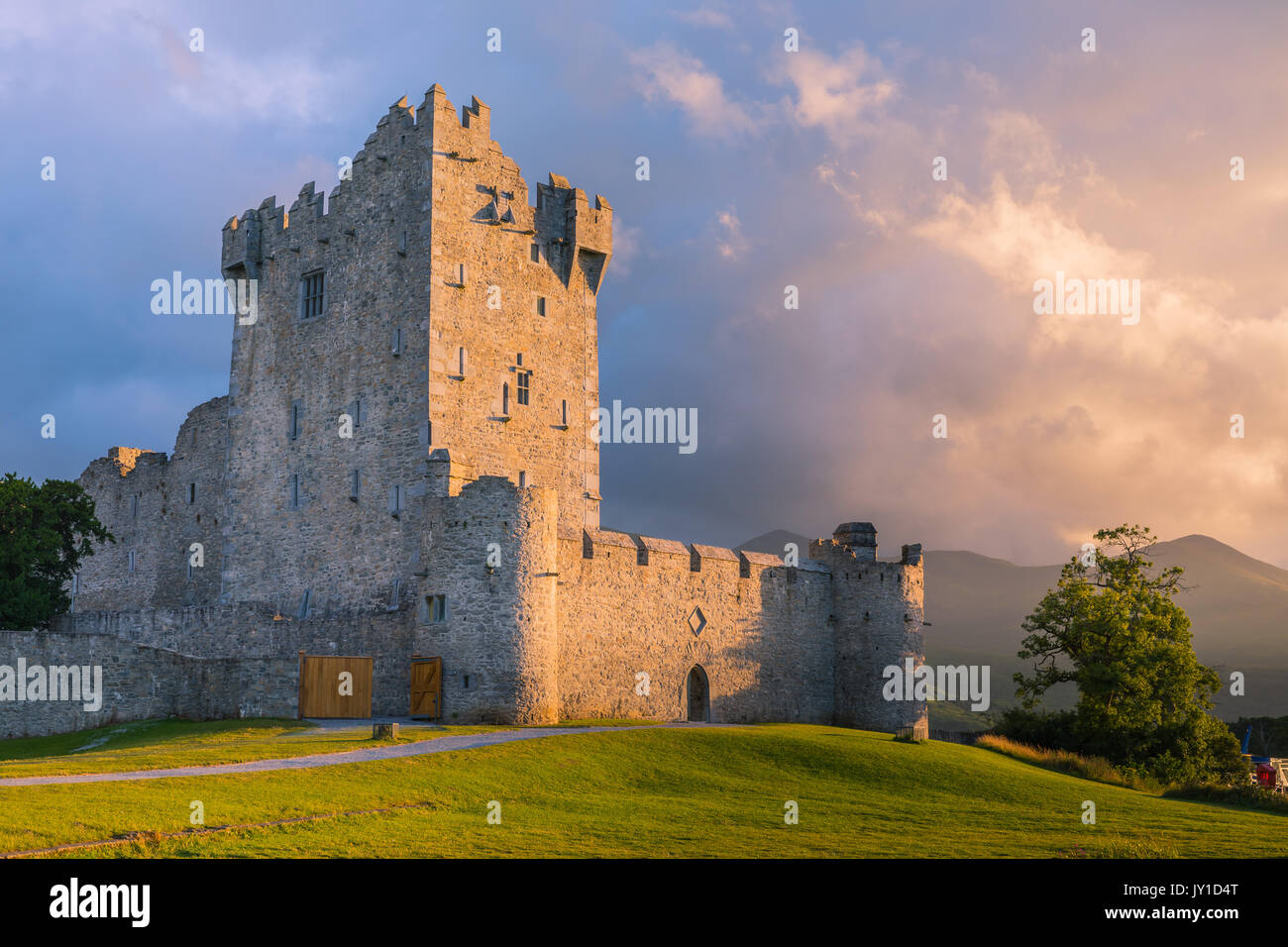 Le Château de Ross est une tour du Xvème siècle maison et garder sur le bord de Lough Leane, dans le Parc National de Killarney, comté de Kerry, Irlande. Banque D'Images