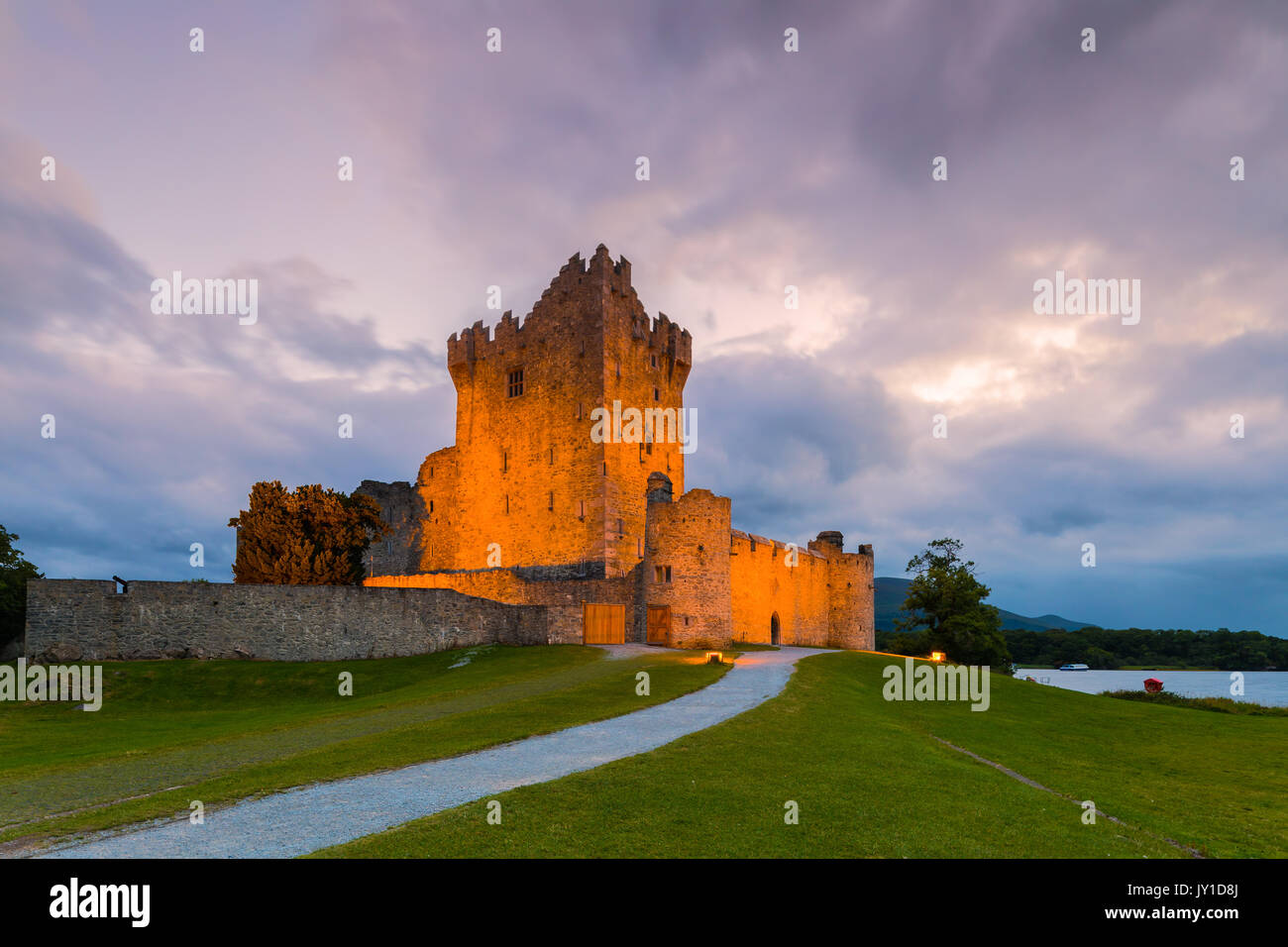 Le Château de Ross est une tour du Xvème siècle maison et garder sur le bord de Lough Leane, dans le Parc National de Killarney, comté de Kerry, Irlande. Banque D'Images