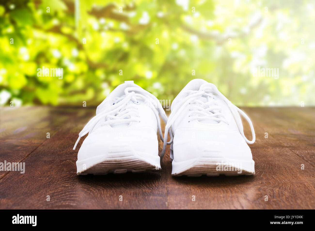 Close-up of White Shoe sur plancher en bois Banque D'Images