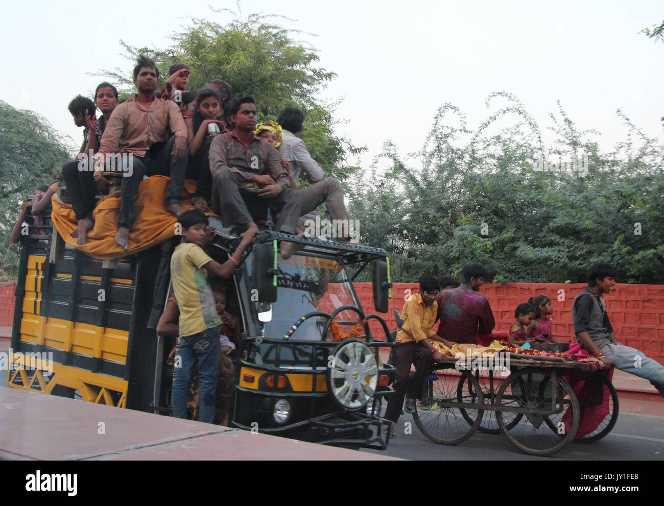 Les gens sur les Tuk Tuk à Agra Inde Banque D'Images