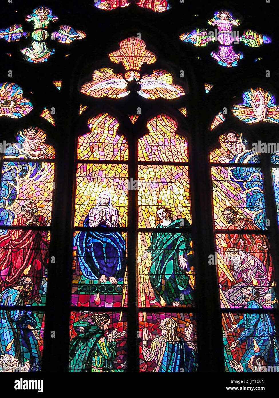 Vingtième siècle vitrail dans la nef de Chrám sv Víta, Prague Banque D'Images