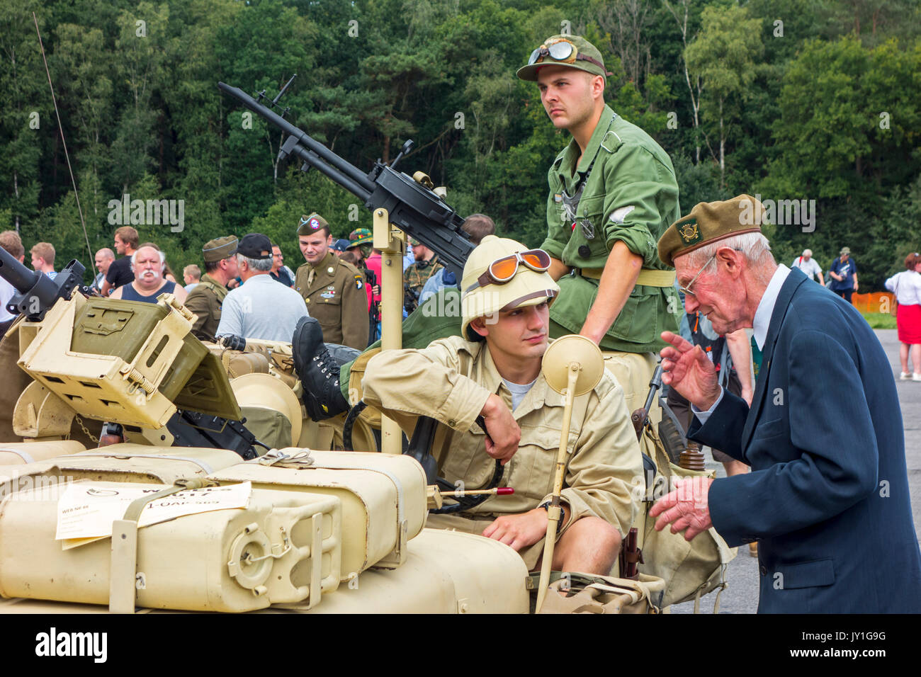 Un ancien combattant de la guerre de personnes âgées parler aux jeunes WW2 reenactor dans WWII jeep avec mitrailleuse Vickers K monté au cours de la Seconde Guerre mondiale militaria juste Banque D'Images