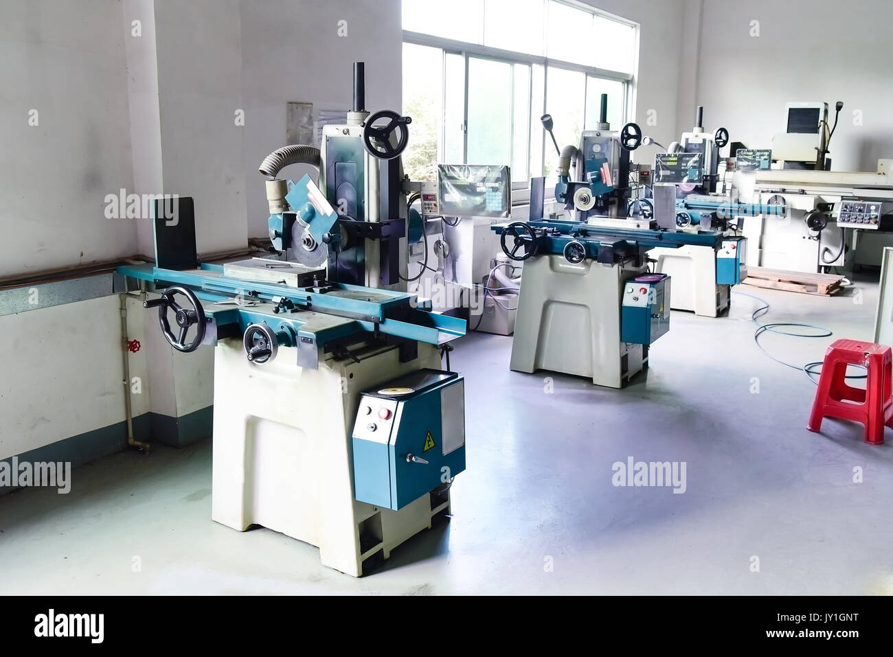 Rangée de machines de ponçage à l'atelier en usine Banque D'Images Rangée de machines de ponçage à l'atelier en usine Banque D'Images