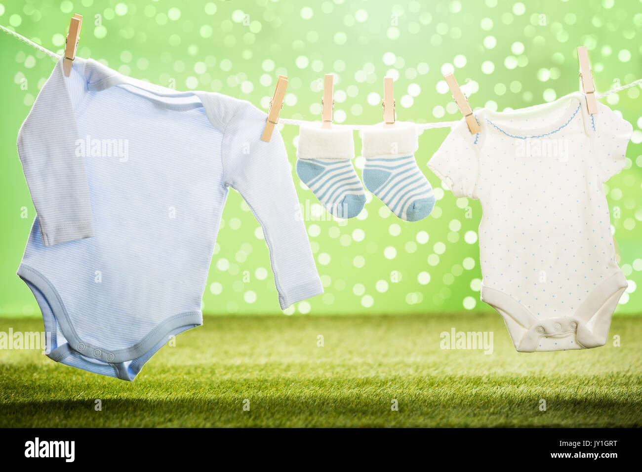Lingettes pour bébé et Bébé Sock suspendu à l'aide de Clip en bois de corde Banque D'Images