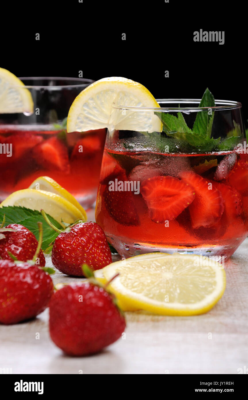 Un verre de limonade aux fraises réfrigérés, les feuilles de menthe, une rondelle de citron avec de la glace Banque D'Images