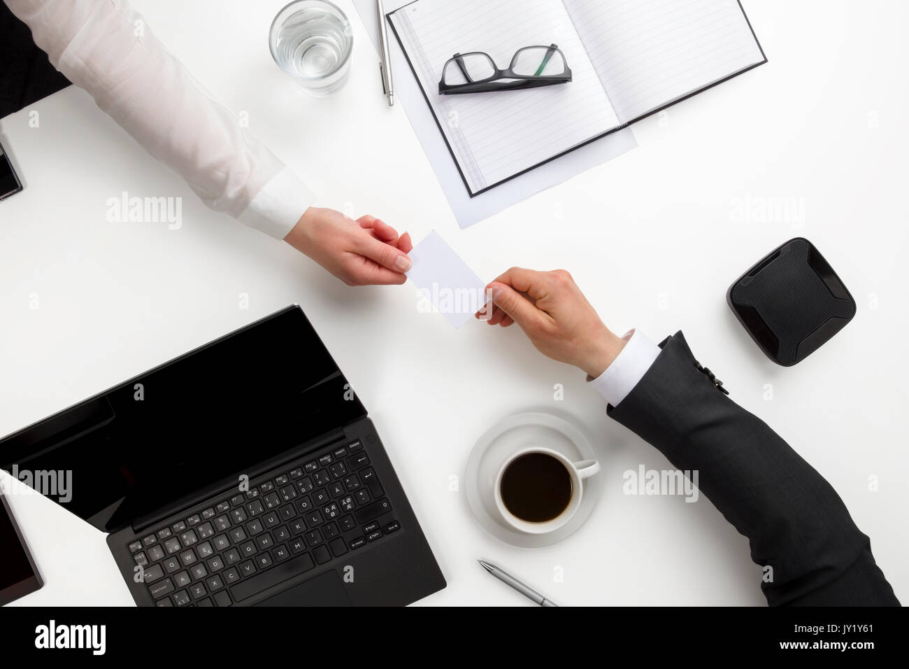 Des collègues de l'échange de cartes de visite à l'Office de tourisme 24 Banque D'Images
